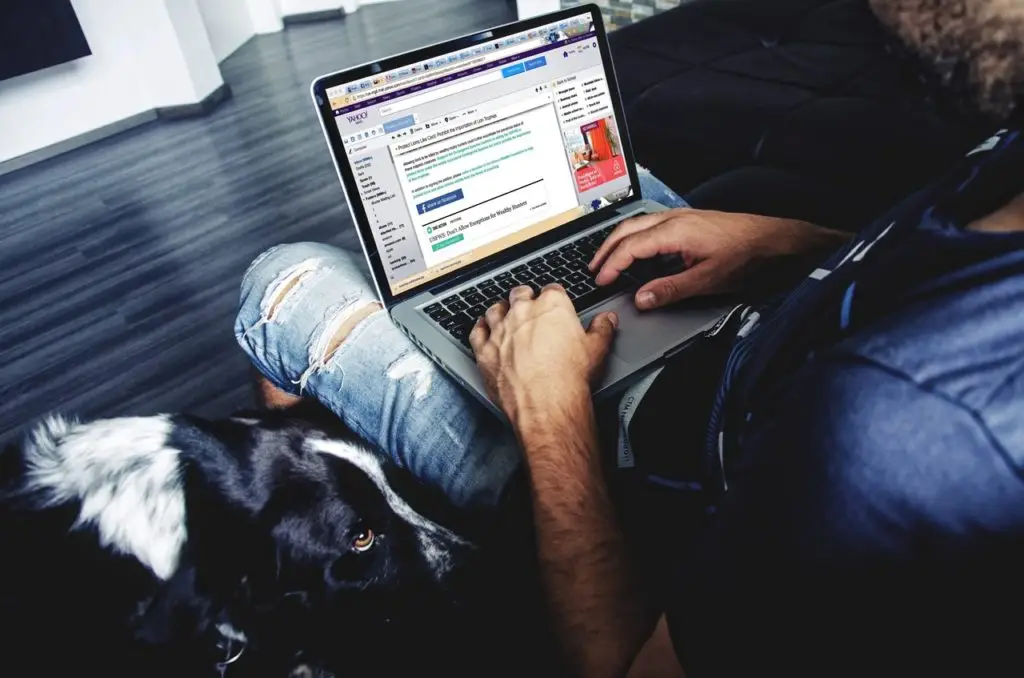 person-with-email-open
