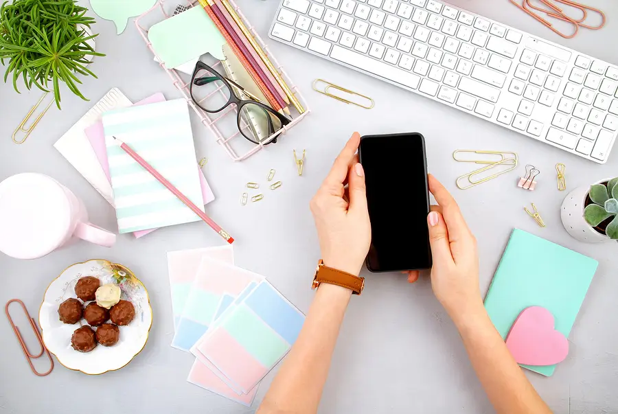 Look for these desirable qualities when choosing an online office supply store.